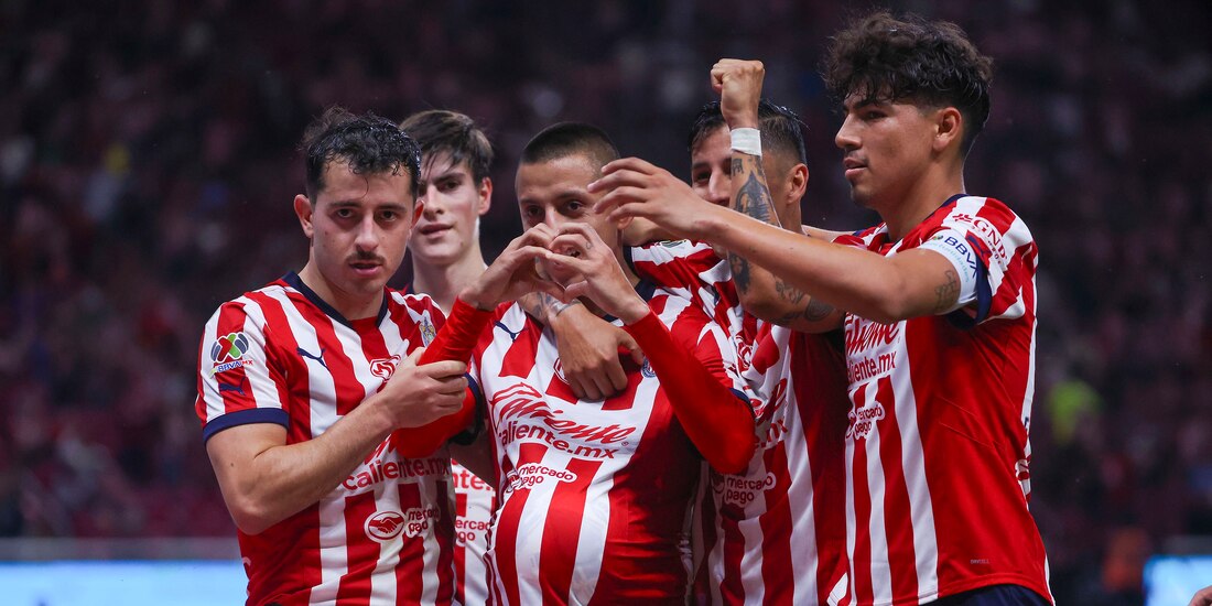 Futbolistas de Chivas festejan uno de sus goles contra el León.