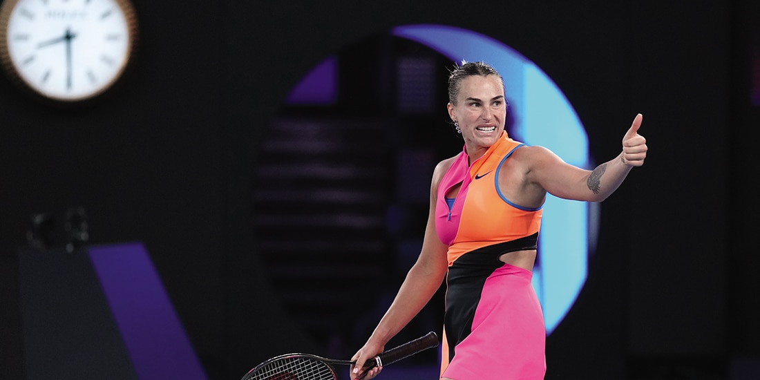 ARYNA Sabalenka levanta el pulgar durante el partido de ayer.