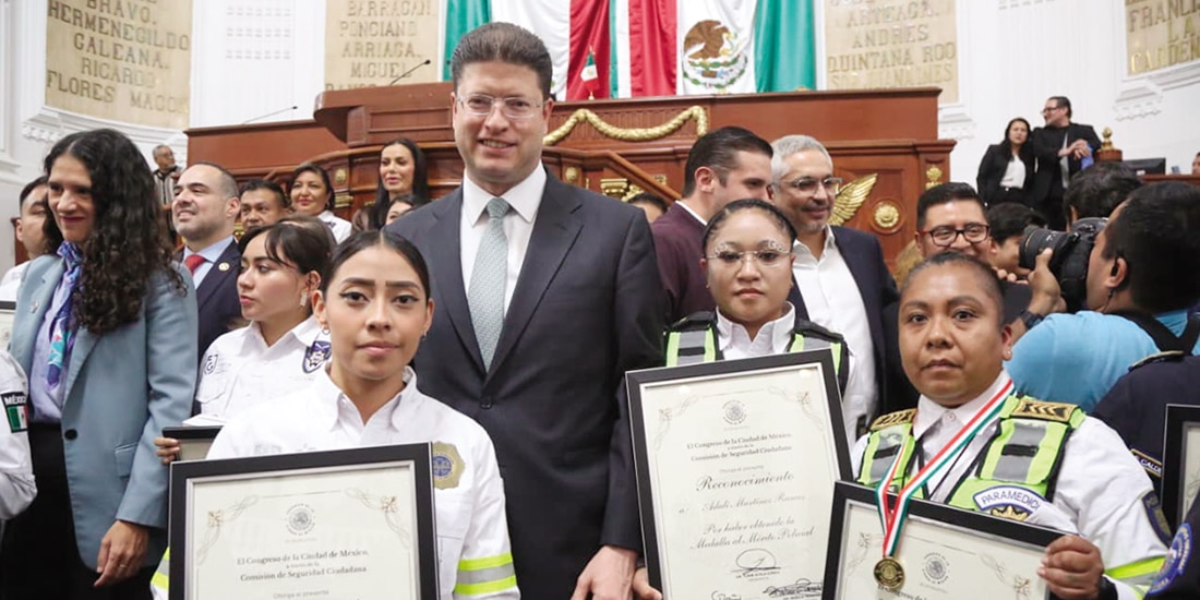 Pablo Vázquez con oficiales galardonados ayer en el Congreso local.