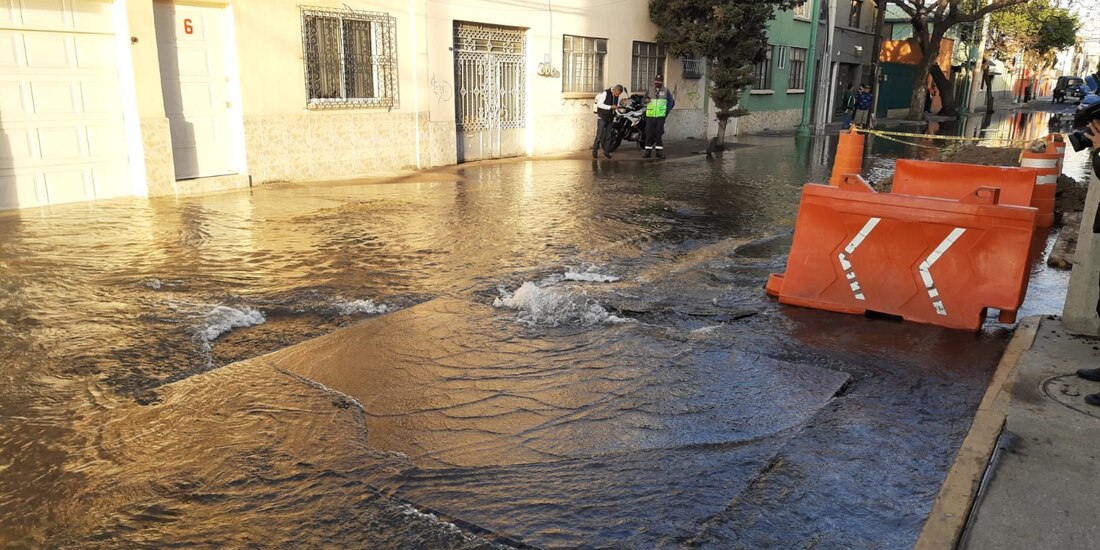 Fuga de agua en la colonia Tepeyac de los Insurgentes en la alcaldía Gustavo A. Madero