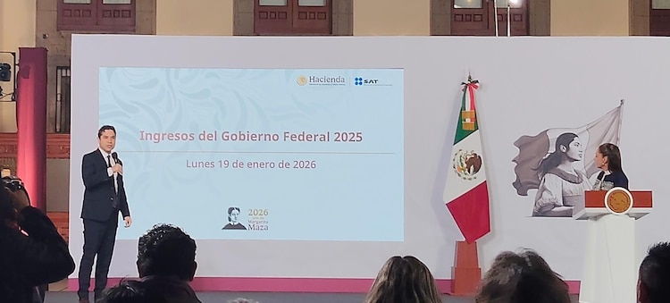 El director del SAT durante su participación en la Mañanera de la Presidenta.