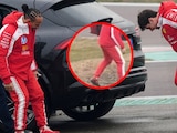 Charles Leclerc se ríe con Lewis Hamilton después de haberse embarrado de caca.