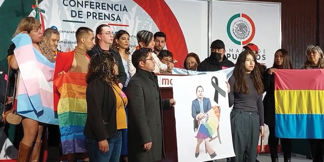 La legisladora (al centro de la tarima), en conferencia de prensa en San Lázaro, ayer.