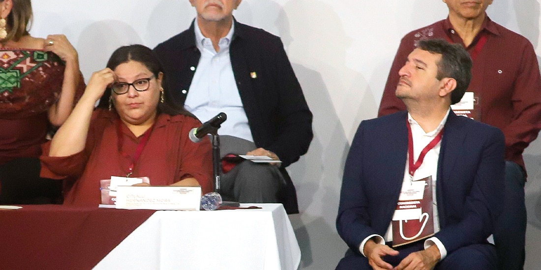 ANDRÉS MANUEL López Beltrán, en la sesión del Consejo Nacional de Morena, junto a Citlalli Hernández, presidenta de la Comisión de Elecciones, el pasado 3 de mayo.