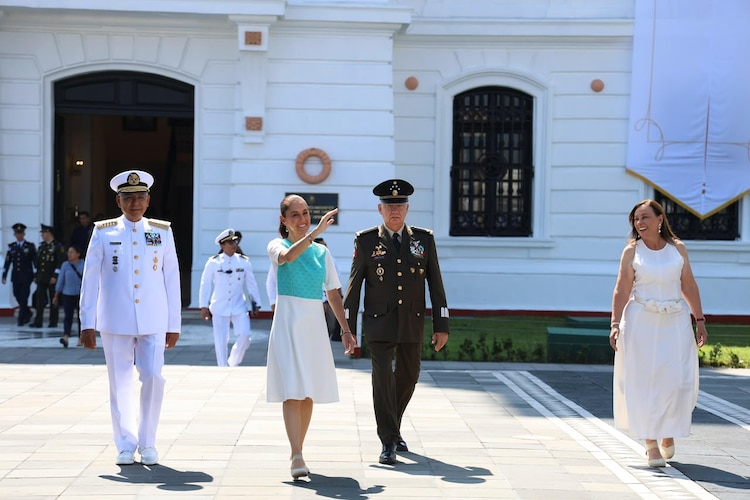 Claudia Sheinbaum encabezó la ceremonia por el aniversario de la Armada de México en Veracruz.