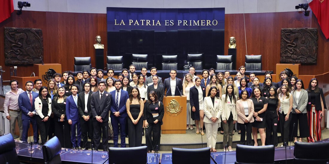 El senador Pablo Angulo destaca la importancia de la juventud en la transformación del país.