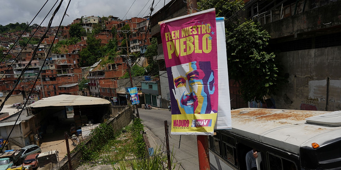 Un cartel electoral para la reelección del presidente de Venezuela , Nicolás Maduro, y su partido PSUV cuelga en la calle antes de las elecciones presidenciales de Venezuela