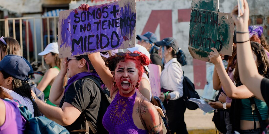 Así es como muchas mujeres rotulan sus carteles para la marcha del 8M.