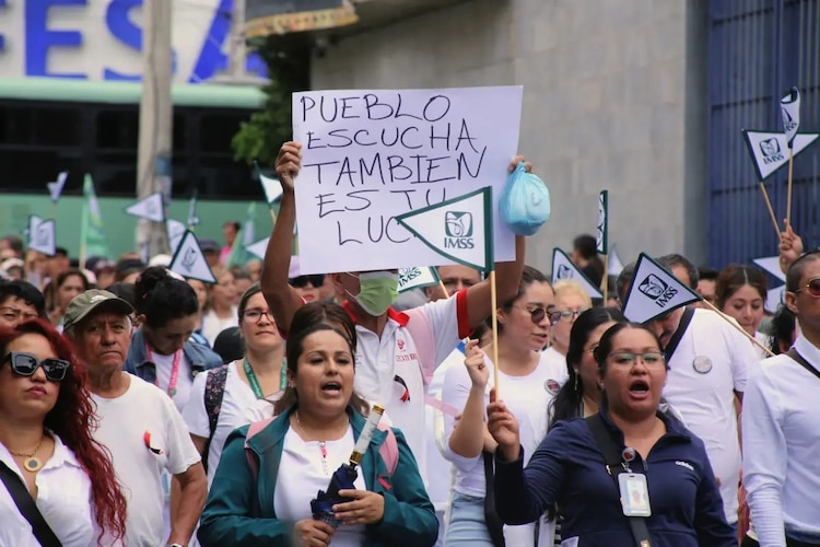 Trabajadores sindicalizados del IMSS han hecho marchas en los últimos días.