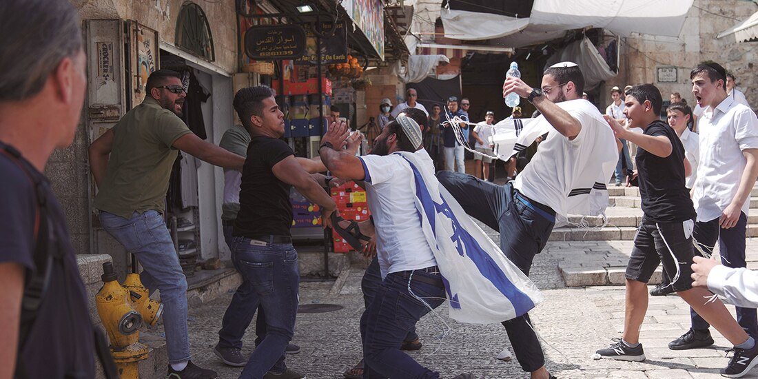 Nacionalistas israelíes y musulmanes chocan en la Ciudad Vieja, ayer.