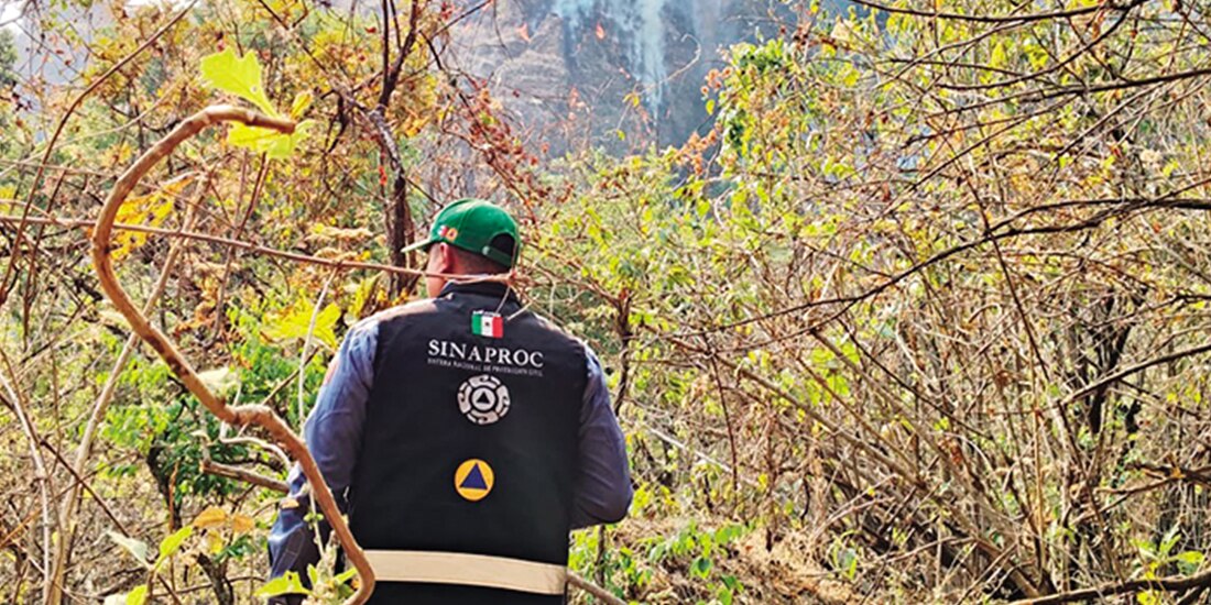 Personal de la CNPC, ayer, durante las acciones para sofocar el fuego.