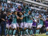 Jugadores de los Esmeraldas festejan un gol en las semifinales.