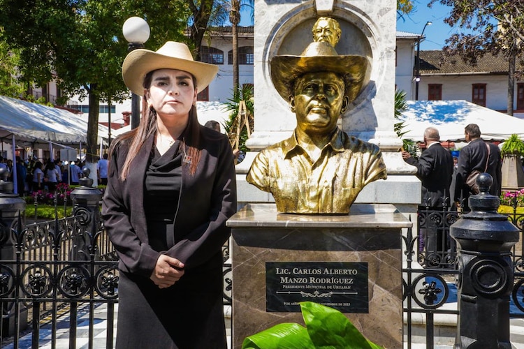 Uruapan entrega Presea Mártires a Carlos Manzo y pide justicia