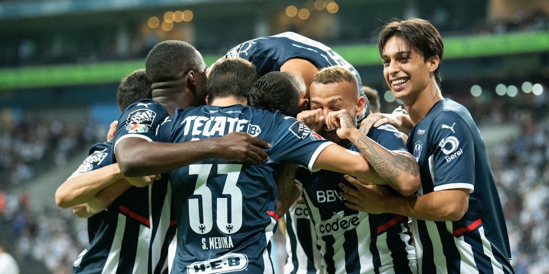 Jugadores de Monterrey celebran un gol en la Liga MX.