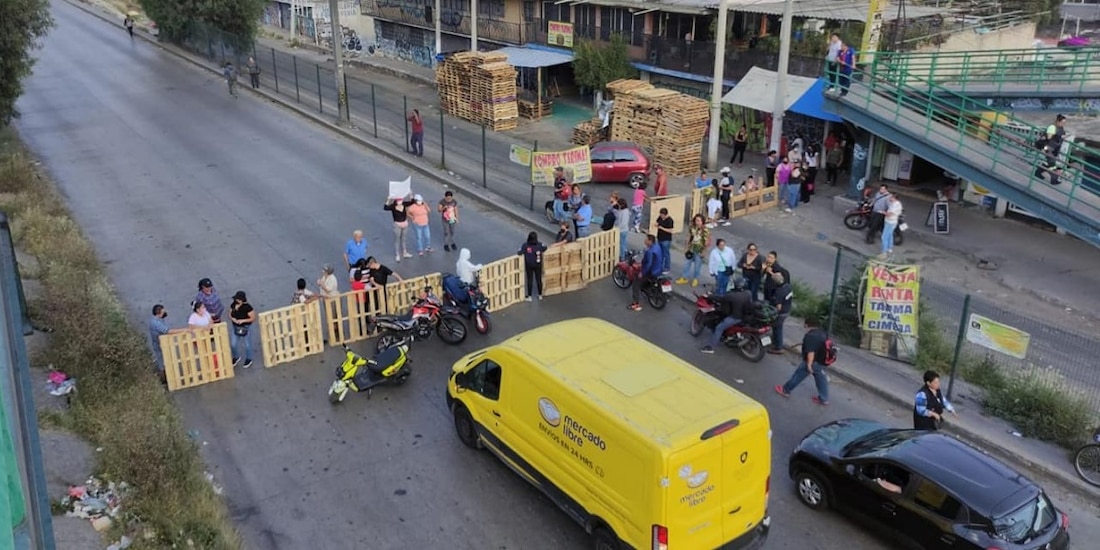 Manifestantes bloquean vialidad en Tultitlán por desaparición de dos menores