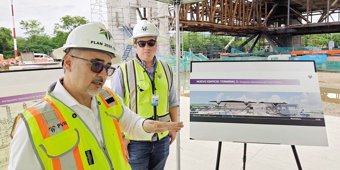 Omar Torres Grajeda, administrador del aeropuerto, ayer, en recorrido por las obras.
