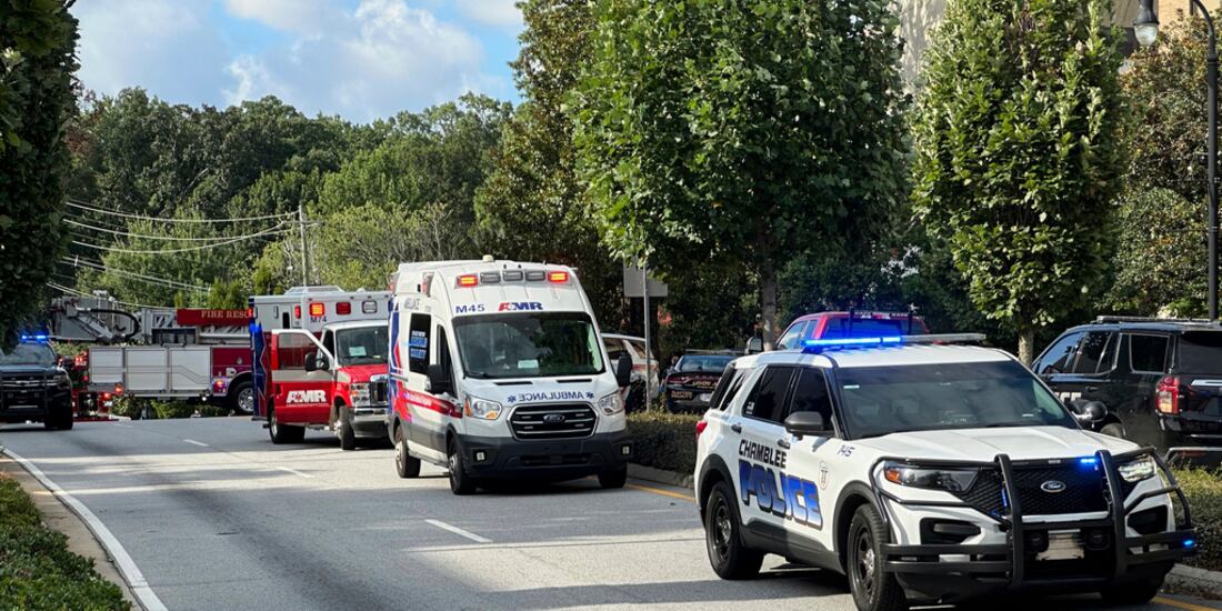 Vehículos de emergencia estacionados cerca de la Universidad Emory y de la sede de los Centros para el Control y la Prevención de Enfermedades en Atlanta el viernes 8 de agosto de 2025.