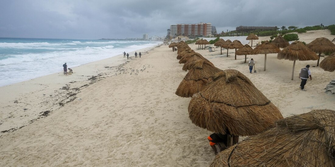 Cielos nublados y lluvias se observan en el horizonte del mar desde las playas de Cancún esto ante la proximidad de la Tormenta Tropical Helene.