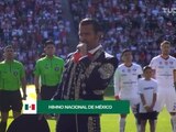 Pablo Montero falló en una parte del himno nacional antes del partido amistoso entre Chivas y Atlas en Bridgeview, Illinois.