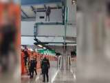Hombre intenta arrojarse a las vías del metro
