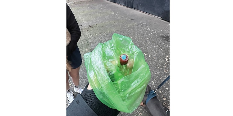 Una zona del espacio fue resguardada, pero en calles aparecieron más píldoras (der.).