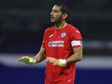 Jesús Corona es duramente criticado por la afición del Cruz Azul.