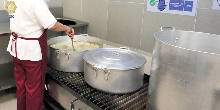 UN COCINERO prepara los alimentos que serán servidos en Navidad y Año Nuevo.