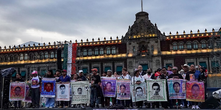 Padres y madres de los 43 estudiantes desaparecidos de Ayotzinapa, durante una marcha en protesta a12 años de los hechos ocurridos en Guerrero