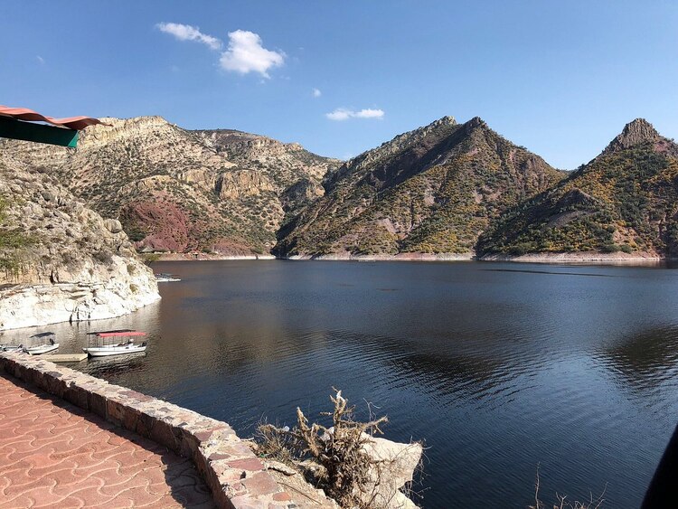 La presa Zimapán regala vistas impresionantes.