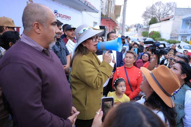 Colonos de San Carlos muestran su apoyo a la gestión municipal durante la entrega de obras viales con concreto hidráulico.