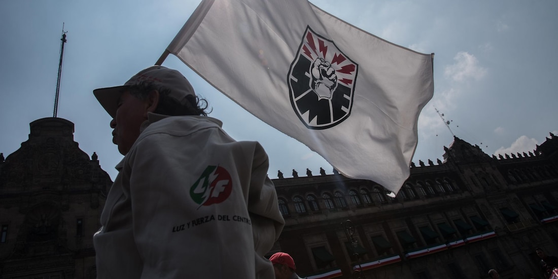 Trabajadores disidentes del Sindicato Mexicano de Electricistas (SME) en una manifestación frente a Palacio Nacional.
