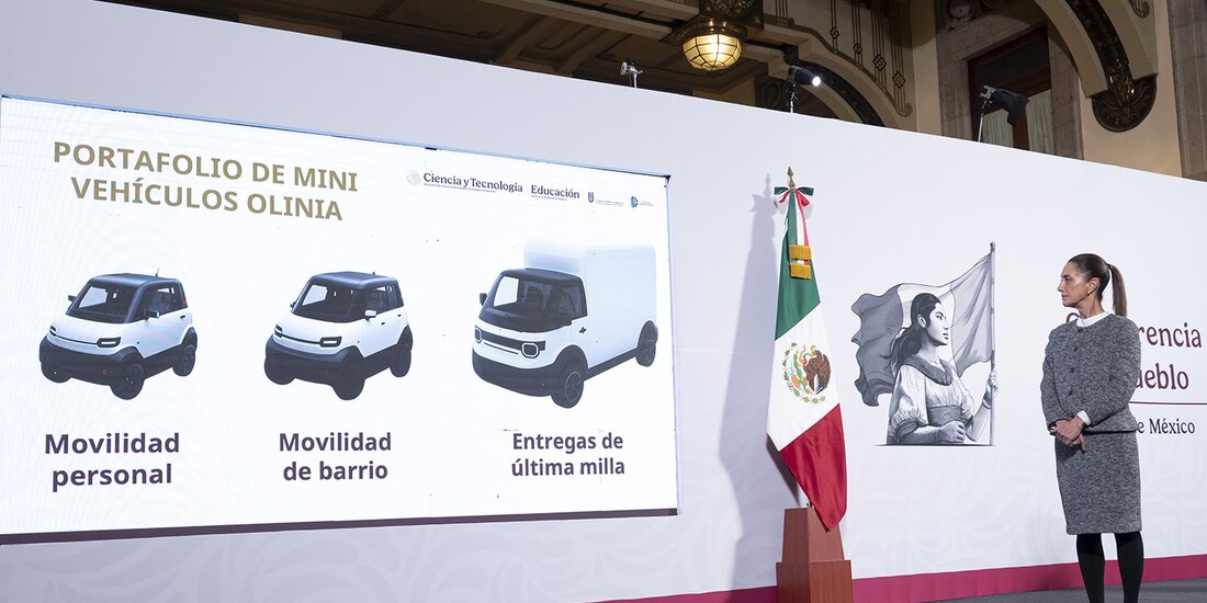 La mandataria observa una presentación durante la conferencia matutina en Palacio Nacional, ayer.
