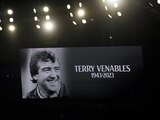 La foto del extécnico y jugador inglés Terry Venables en la pantalla del estadio Tottenham.