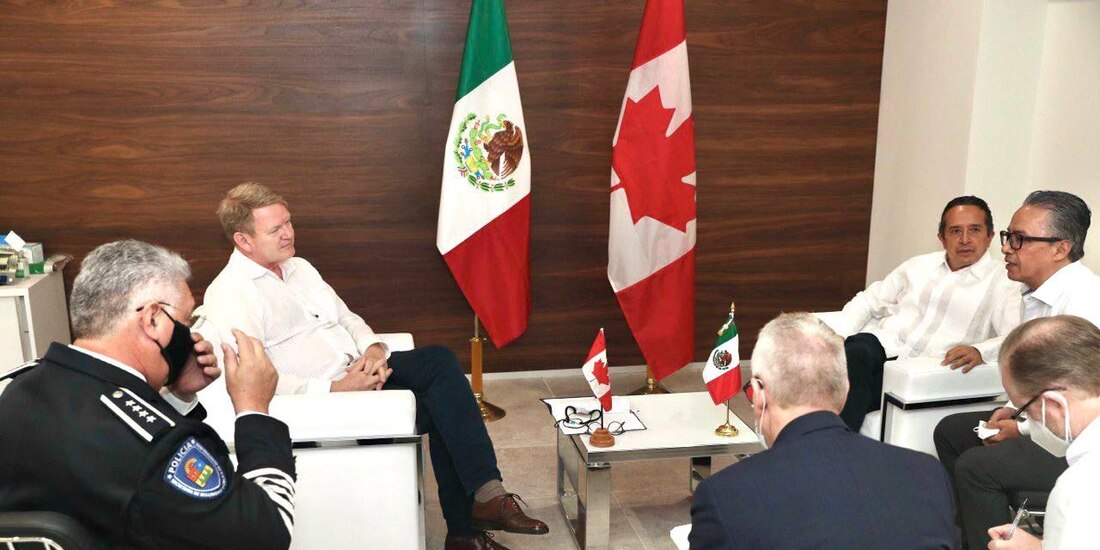 Carlos Joaquín, gobernador de Quintana Roo (izq.) y Graeme C. Clark, embajador de Canadá en México (der.).