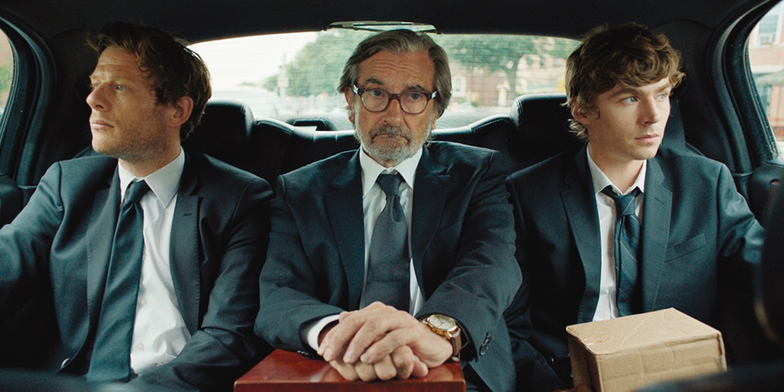 James Norton, Griffin Dunne y Miles Heizer, actores, en una escena.