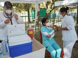 Aplicación de vacuna a personal médico que atiende pacientes Covid-19.