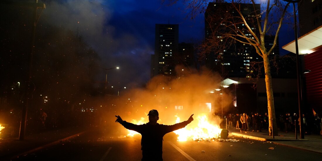 En París, la policía trató de restaurar la calma después de dos noches consecutivas de disturbios.