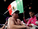 Saúl "Canelo" Álvarez se lamenta después de la derrota en la T-Mobile Arena contra Dmiry Bivol.