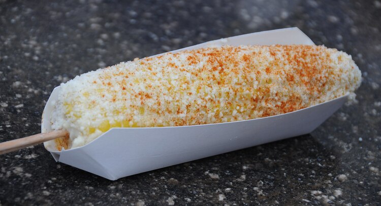 Un elote preparado es la botana favorita de muchos mexicanos.