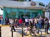 Adultos mayores realizan largas filas de espera en el Banco del Bienestar para poder cobrar su pensión del Programa para el Bienestar de las Personas Adultas Mayores
