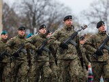 Soldados polacos con rifles de asalto Beryl participan en el desfile militar del Día Nacional Rumano