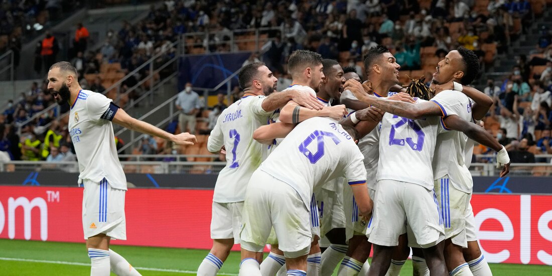 Jugadores del Real Madrid celebran una anotación en la Champions League