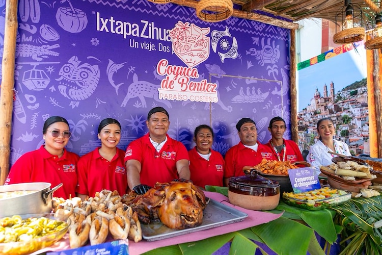 Reconocen a jóvenes del programa "Hogar del Sol" por su labor de asistencia y orientación a visitantes internacionales en Acapulco.