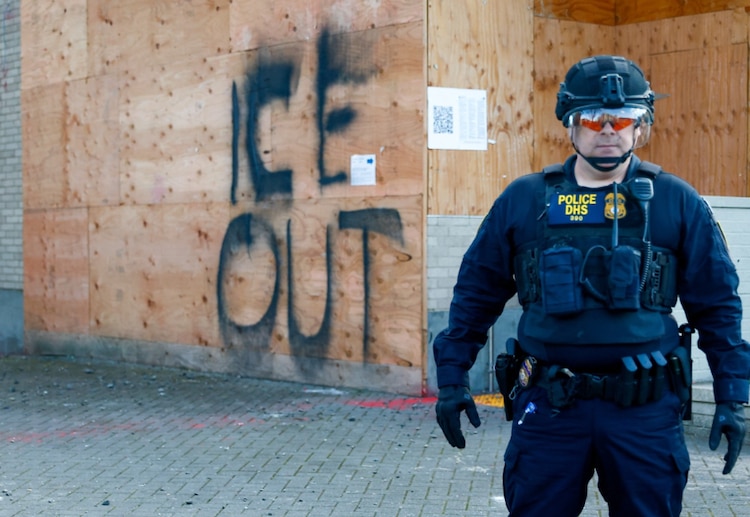 Grafiti de "Fuera ICE" en una manifestación contra dicho cuerpo de seguridad.