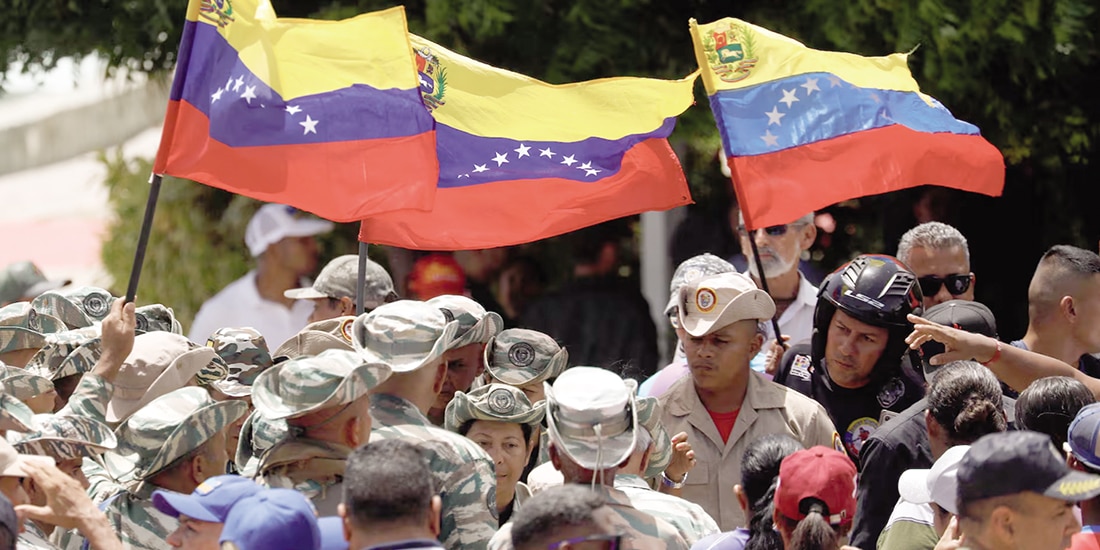 Miembros de la Milicia Nacional Bolivariana sostienen banderas, el 30 de agosto.