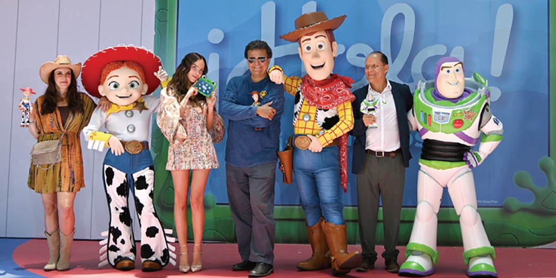 EL ELENCO
de doblaje latino
posa junto a sus
personajes.