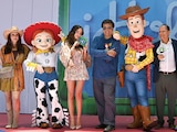 EL ELENCO
de doblaje latino
posa junto a sus
personajes.