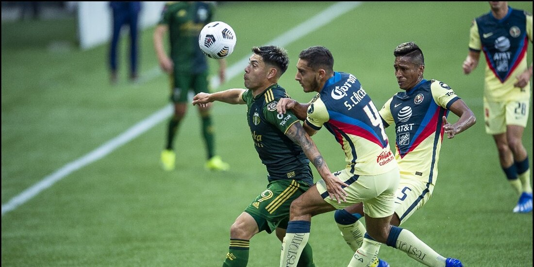 Una acción del juego entre América y Portland de la Concachampions