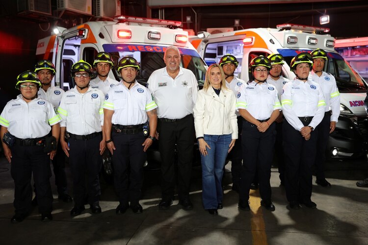 Romina Contreras entrega ambulancias y vehículos especializados al Cuerpo de Bomberos de Huixquilucan.