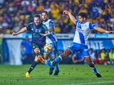 André-Pierre Gignac intenta un tiro en el duelo más reciente entre Tigres y Puebla.